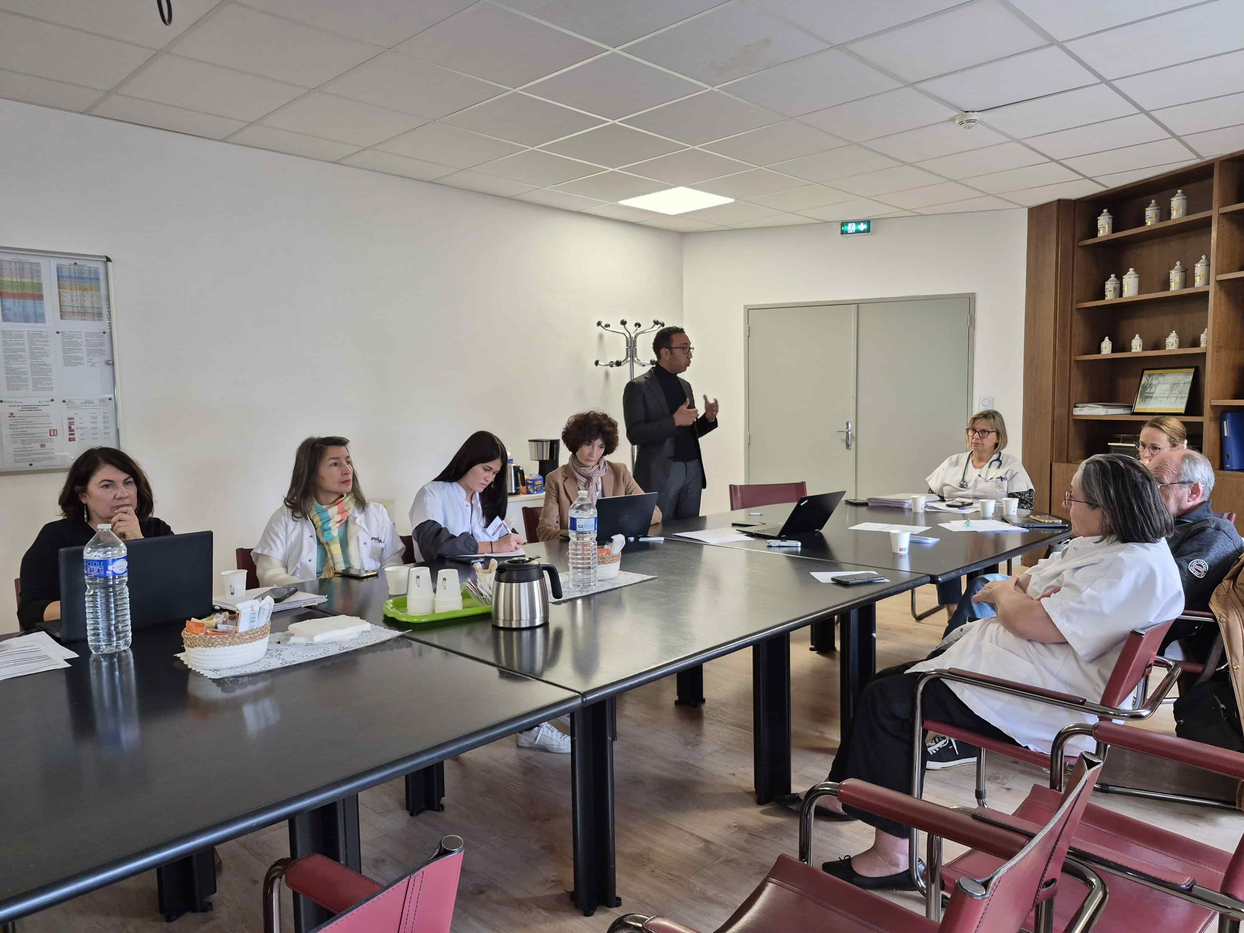 L'équipe des hopitaux portes de camargues écoutant la presentation du Gérontopôle Sud à propos de ICOPE