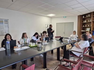 L'équipe des hopitaux portes de camargues écoutant la presentation du Gérontopôle Sud à propos de ICOPE